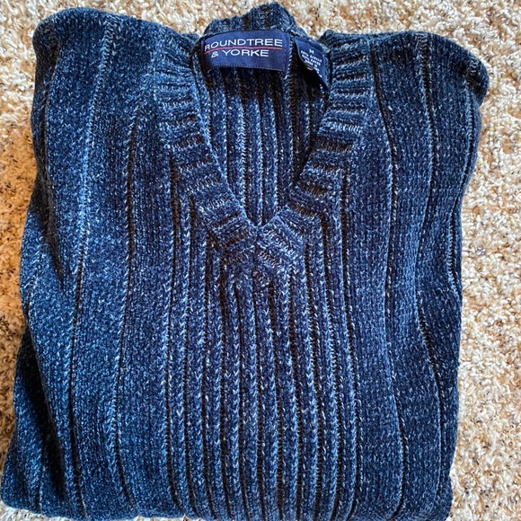 Men’s v-neck sweater - Picture 1 of 6